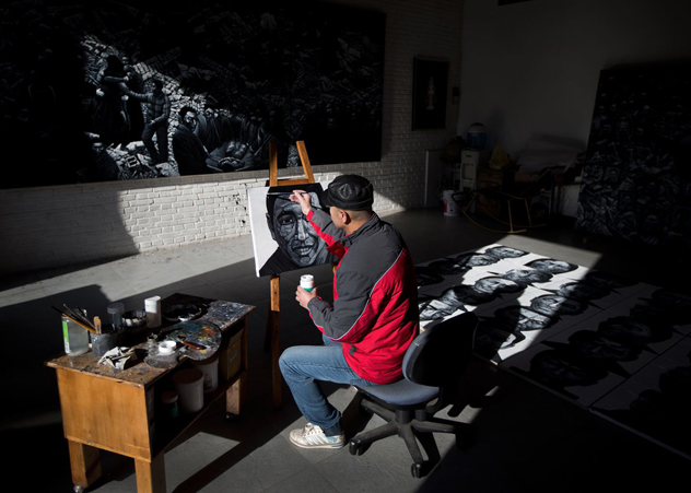 Китайский художник рисует портреты тибетских мучеников