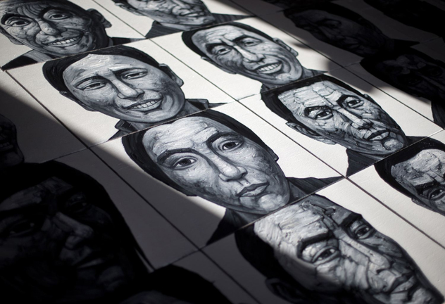 Китайский художник рисует портреты тибетских мучеников
