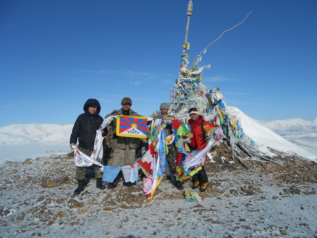 Фото. Альпинисты Тувы подняли флаг Тибета на знаменитую гору Монгун-Тайга