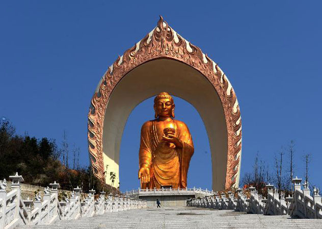 В Китае позолочена самая высокая статуя Будды
