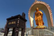 В Китае позолочена самая высокая статуя Будды