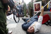 Фоторепортаж. Тайваньцы пронесли по улицам Тайпея портреты погибших тибетцев