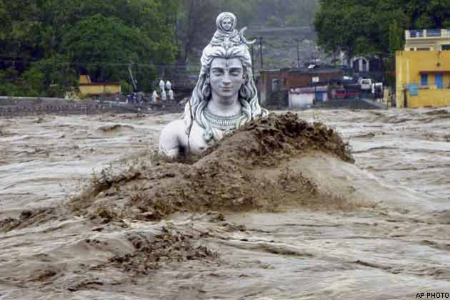 Тибетцы провели молебен о пострадавших от наводнения в  штатах Уттаракханд и Химачал-Прадеш
