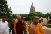  Его Святейшество Далай-лама и сикьонг Лобсанг Сенге опечалены серией взрывов в Бодхгае