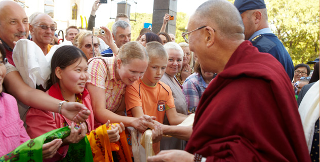 Организаторы визита Далай-ламы в Латвии призывают приходить на лекцию с белыми лилиями