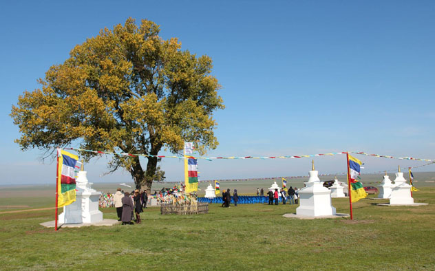 В Калмыкии освятили восемь буддийских ступ у Одинокого дерева