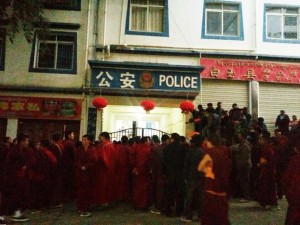 В связи с протестами в уезде Дриру задержаны писатель, бывший милиционер и монах 