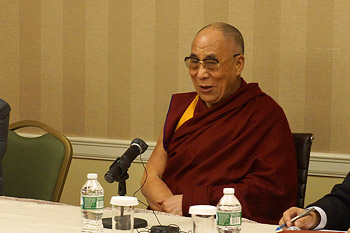 Перед отъездом в Европу Далай-лама провел несколько аудиенций, встреч и обсуждений в Нью-Йорке