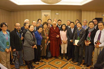 Перед отъездом в Европу Далай-лама провел несколько аудиенций, встреч и обсуждений в Нью-Йорке
