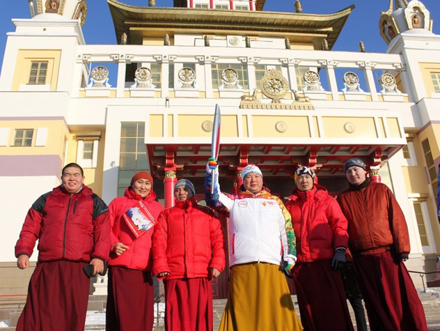 «Золотая обитель Будды Шакьямуни» приняла эстафету Олимпийского огня