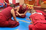 Монахи монастыря Дрепунг Гоманг строят мандалы Чакрасамвары