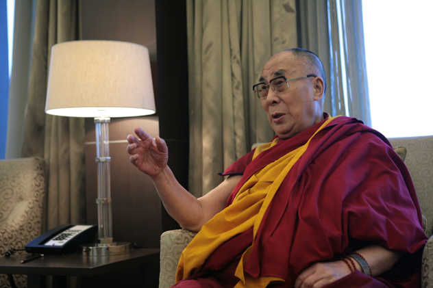 Далай-лама: буря эмоций в мире постепенно уляжется