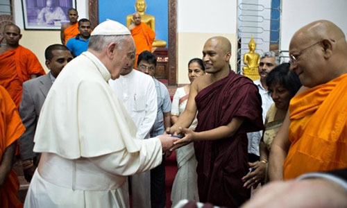В ходе визита на Шри-Ланку Папа Франциск посетил буддийский храм