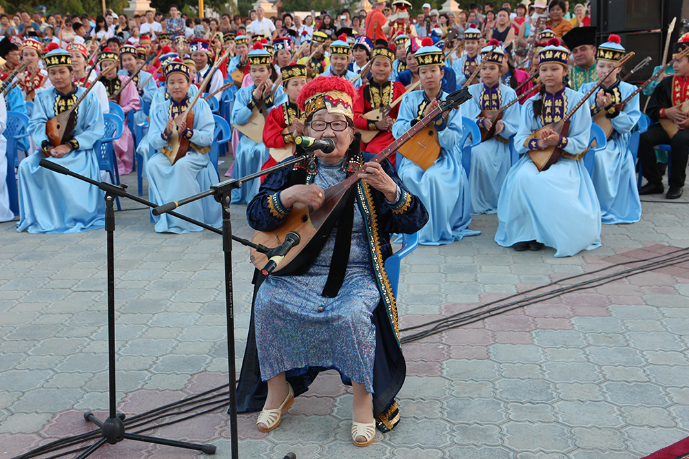 В Калмыкии совершили грандиозное музыкальное подношение Его Святейшеству Далай-ламе и Трем Драгоценностям