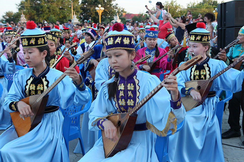 В Калмыкии совершили грандиозное музыкальное подношение Его Святейшеству Далай-ламе и Трем Драгоценностям