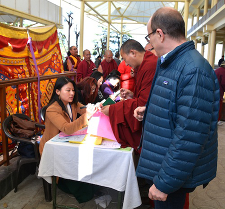 Десятки тысяч тибетцев по всему миру проголосовали на выборах политического лидера (сикьонга)