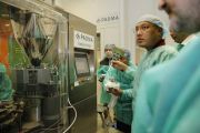 Его Святейшество Кармапа XVII знакомится с процессом работы оборудования в компании Padma. Ветцикон, Швейцария. 25 мая 2016 г.