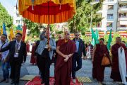 Его Святейшество Кармапа XVII прибывает в дхарма-центр школы ньингма «Текчок Линг». Лозанна, Швейцария. 20 мая 2016 г.