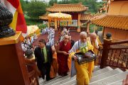 Его Святейшество Кармапа XVII прибывает в храм Чуа Кхан Ан (Chua Khanh Anh) на встречу с представителями вьетнамской сангхи. Эври, Франция. 1 июня 2016 г.