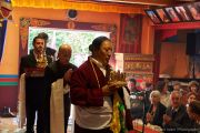 Основатель дхарма-центра «Текчок Линг» Намкха Ринпоче и члены центра делают подношения в честь долгой жизни Его Святейшества Кармапы XVII. Лозанна, Швейцария. 20 мая 2016 г.