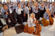 Верующие во время встречи с Его Святейшеством Кармапой XVII в храме Чуа Кхан Ан. Эври, Франция. 1 июня 2016 г.