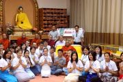 Представители делегации из Мьянмы и волонтеры благотворительного фонда «Буйн» делают совместное фото на память по завершении встречи. Элиста, Республика Калмыкия. 13 июня 2016 г.