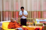 Глава делегации монахов из Мьянмы досточтимый Ашин Ньяниссар во время встречи с волонтерами благотворительного фонда «Буйн». Элиста, Республика Калмыкия. 13 июня 2016 г.