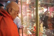 Глава делегации монахов из Мьянмы досточтимый Ашин Ньяниссар рассматривает статуэтки Будды в музее истории буддизма Центрального хурула Калмыкии. Элиста, Республика Калмыкия. 13 июня 2016 г.