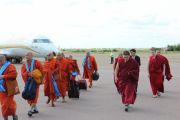 Делегация монахов из Мьянмы прибывает в аэропорт Элисты. Элиста, Республика Калмыкия. 12 июня 2016 г.