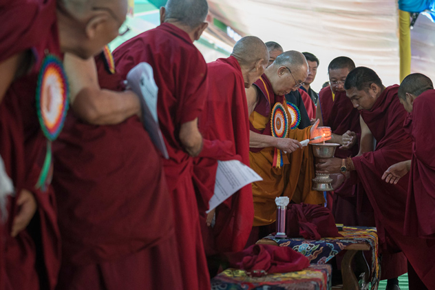 Главы российских буддийских республик Калмыкии и Тувы поздравили тибетский монастырь Дрепунг с 600-летием