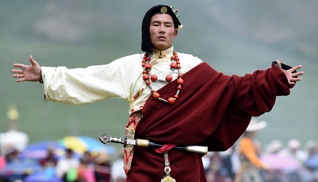 Знакомство с тибетскими обычаями. Почему тибетцы носят чупу со спущенным рукавом