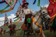 Традиционный для культуры кхам фестиваль скачек, проводимый китайским правительством в пропагандистских целях как свидетельство сохранения и развития тибетской культуры. Фото: New York Times