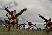 Традиционный для культуры кхам фестиваль скачек, проводимый китайским правительством в пропагандистских целях как свидетельство сохранения и развития тибетской культуры. Фото: New York Times