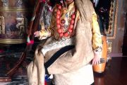 Знакомство с тибетскими обычаями. Почему тибетцы носят чупу со спущенным рукавом