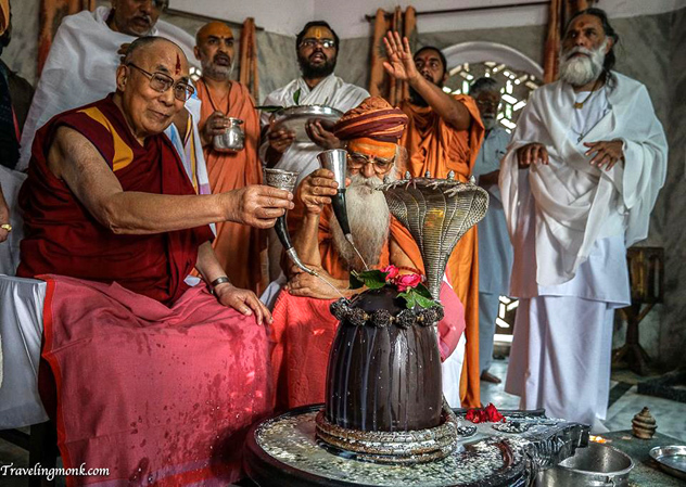 Далай-лама нанес визит в ашрам Шри Удасина Каршни в месте «божественных игр Кришны»