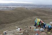 С приходом весны тувинские буддисты побелили 120-метровую мантру Будды Сострадания на священной горе Догээ