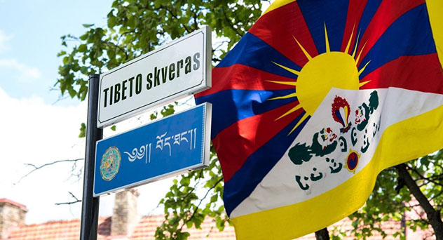 В ряду уличных табличек на иностранных языках в столице появилась еще одна – на тибетском языке