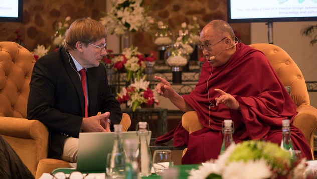 Российские ученые заговорили с Далай-ламой о новой теории сознания