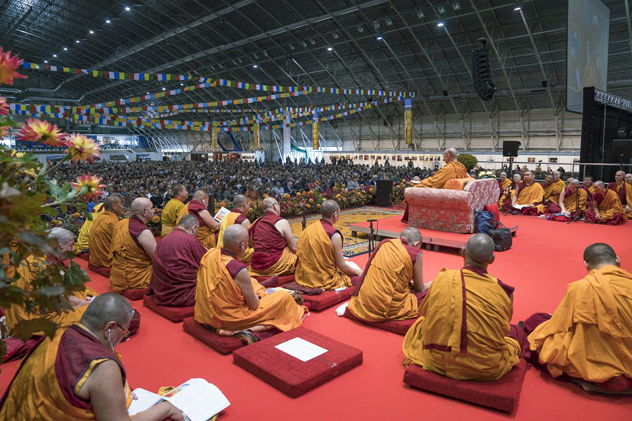 Далай-лама призвал повсеместно ввести преподавание светской этики