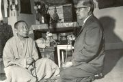Геше Нгаванг Вангьял со своим другом из Калмыкии в алтарной комнате Ламаистского буддийского монастыря Америки. 1964 г. Фото: David Urubshurow.