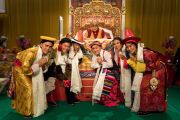 Выступив на церемонии празднования 50-летия Тибетского института в Риконе, артисты в традиционных нарядах всех трех провинций Тибета фотографируются с Его Святейшеством Далай-ламой. Винтертур, Швейцария. 22 сентября 2018 г. Фото: Мануэль Бауэр.