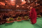 Поднявшись на сцену стадиона «Юлахалле», Его Святейшество Далай-лама приветствует собравшихся. Винтертур, Швейцария. 22 сентября 2018 г. Фото: Мануэль Бауэр.