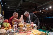 Его Святейшество Далай-лама благодарит мэра Винтертура Михаэля Кунцле за его выступление на церемонии празднования 50-летия Тибетского института в Риконе. Винтертур, Швейцария. 22 сентября 2018 г. Фото: Мануэль Бауэр.
