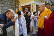 Его Святейшество Далай-лама приветствует организаторов, направляясь из своей резиденции в главный тибетский храм в начале первого дня четырехдневных учений, даруемых по просьбе тайваньских буддистов. Дхарамсала, Индия. 3 октября 2018 г. Фото: дост. Тензин Джампхел.