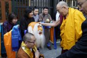 Направляясь из своей резиденции в главный тибетский храм, Его Святейшество Далай-лама приветствует своих друзей и сторонников. Дхарамсала, Индия. 5 октября 2018 г. Фото: дост. Тензин Джампхел.