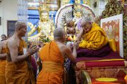 Его Святейшество Далай-лама благодарит тайских монахов, прочитавших благоприятствующие молитвы в начале третьего дня учений, организованных по просьбе тайваньских буддистов. Дхарамсала, Индия. 5 октября 2018 г. Фото: дост. Тензин Дхампхел.