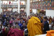 Его Святейшество Далай-лама приветствует верующих по прибытии в главный тибетский храм в начале третьего дня учений, организованных по просьбе тайваньских буддистов. Дхарамсала, Индия. 5 октября 2018 г. Фото: дост. Тензин Дхампхел.