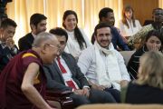 Его Святейшество Далай-лама комментирует доклад участников программы «Юные лидеры» Института мира США, прозвучавший во время сессии, посвященной социальному единству и устранению разногласий. Дхарамсала, Индия. 24 октября 2018 г. Фото: дост. Тензин Джампхел.