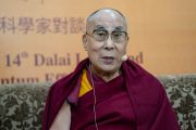 Его Святейшество Далай-лама дает комментарий к одному из докладов, прозвучавших во время первого дня диалога с китайскими квантовыми физиками. Дхарамсала, Индия. 1 ноября 2018 г. Фото: дост. Тензин Джампхел.