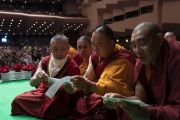 Старшие монахи возносят молитвы, в то время как Его Святейшество Далай-лама выполняет подготовительные ритуалы для посвящения Авалокитешвары. Йокогама, Япония. 15 ноября 2018 г. Фото: Тензин Чойджор.